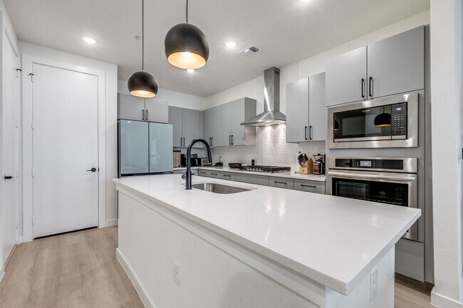 Foto del edificio - LUXURY 3-BEDROOM TOWNHOUSE AT GRAYSON HOUSE