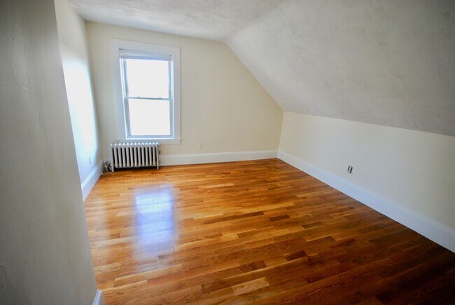 Building Photo - 52 Dickens St