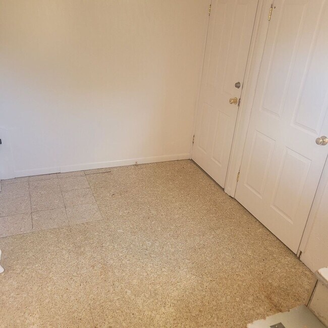 Foto del edificio - 2 Bed, 1 Bath Basement Apartment Near CMU!!!!