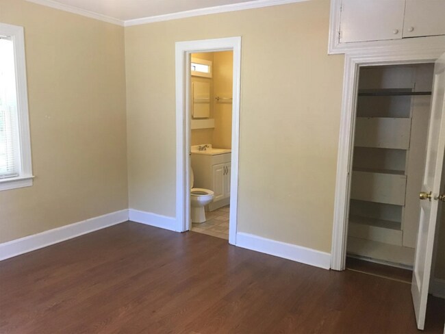 Foto del edificio - Beautiful 2 Bedroom 1 Bathroom Home with Spacious Living and Backyard