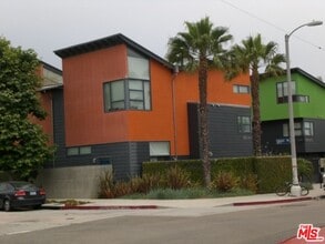 Building Photo - 800 Hampton Dr