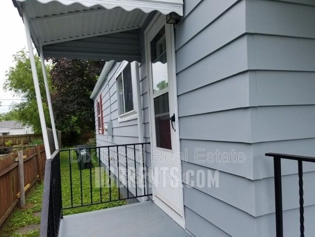 Building Photo - 1096 Corwin Ave