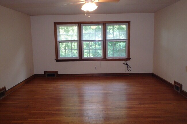 Building Photo - 157 E Park Ave