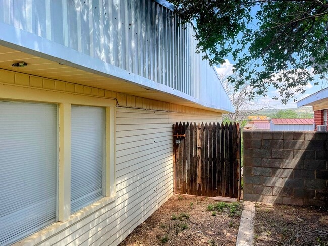 Building Photo - Comfortably Updated 4-Bedroom 2-Bathroom O...