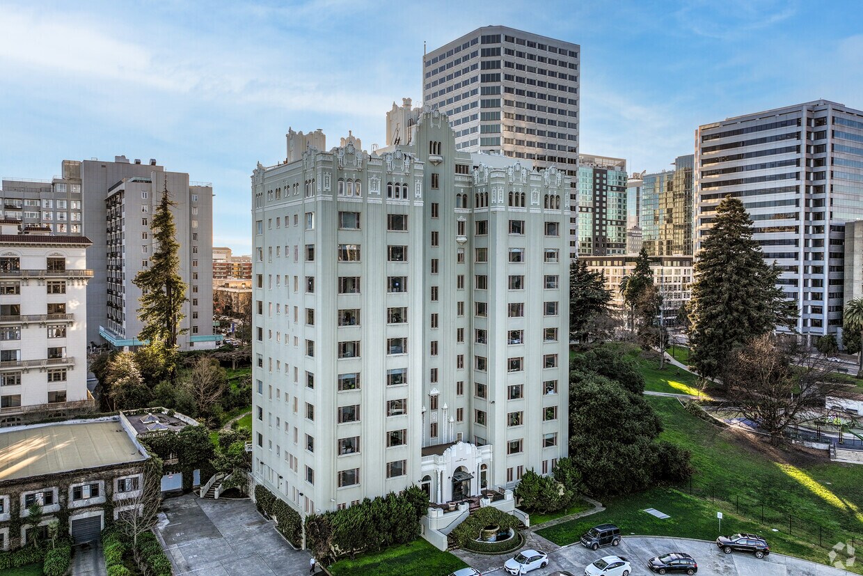 Frente del edificio - Lakeside Drive Apartments
