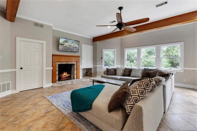 Foto del edificio - 3709 Toro Canyon Rd