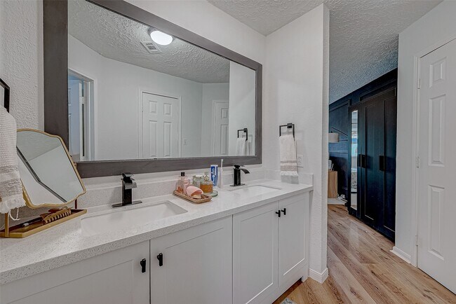 Foto del edificio - 17431 Typhoon Way