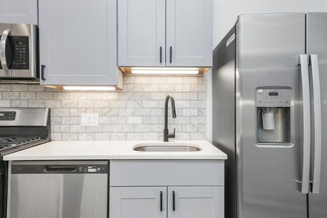 Building Photo - Modern and Luxurious 3b/2b Apartment Near Loyola University