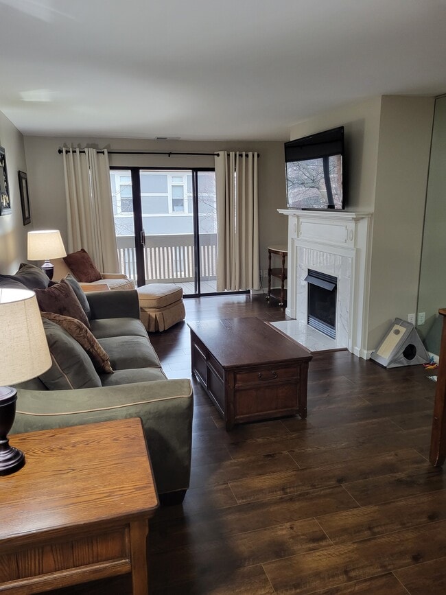 Building Photo - 950 E Rue de la Banque St