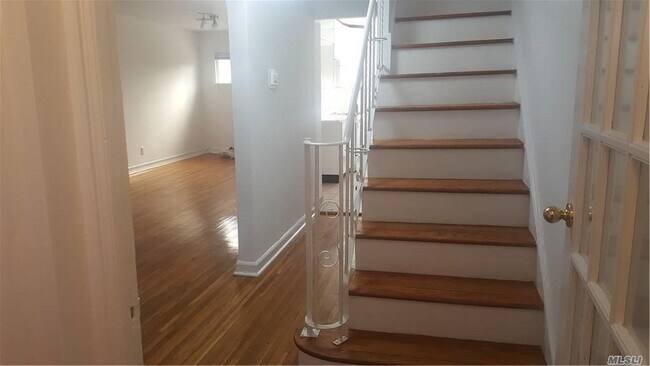 Foto del edificio - 144-38 Melbourne Ave