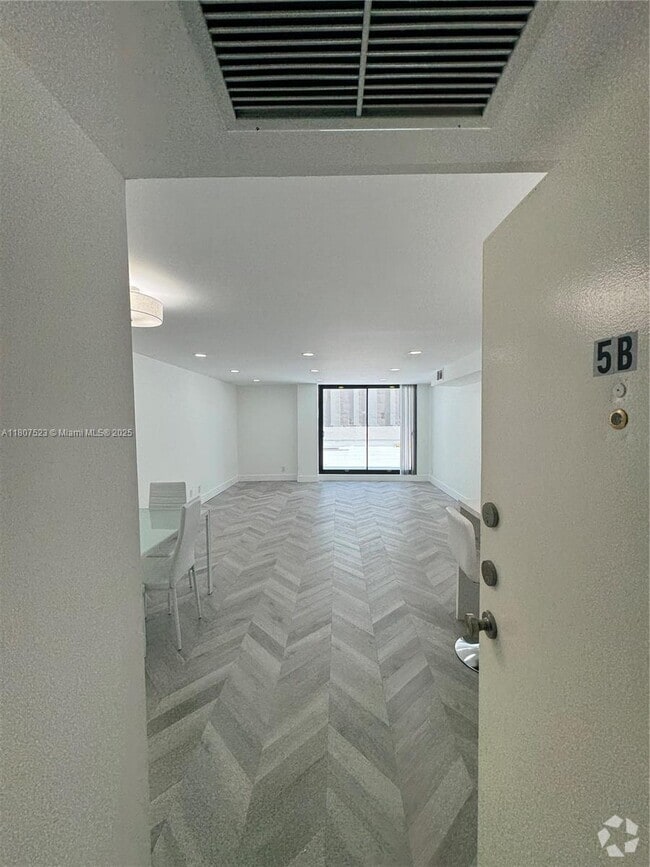 Building Photo - 1800 Collins Ave