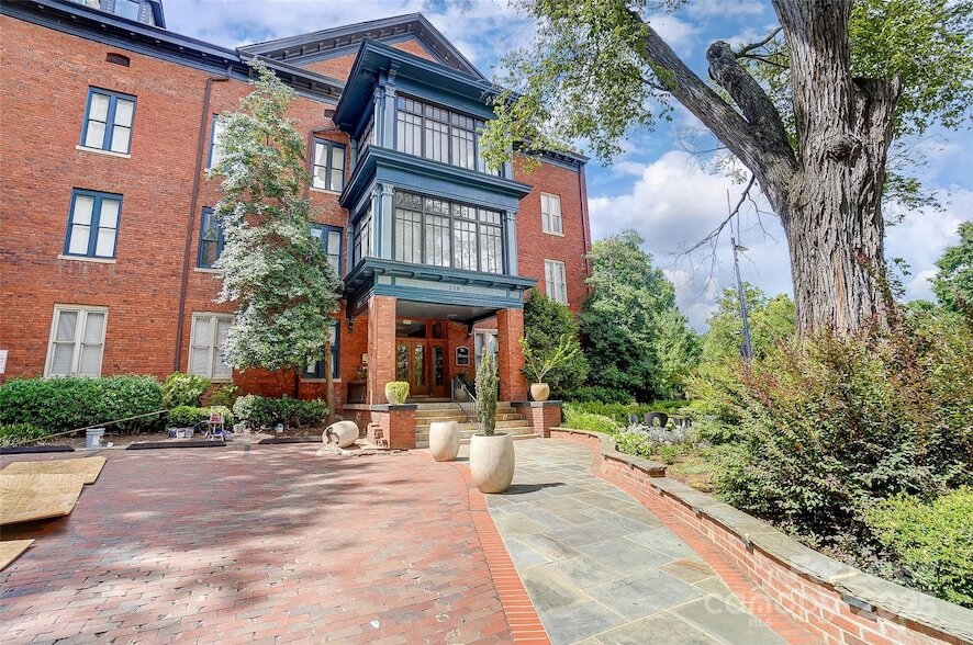 Foto principal - 229 N Poplar St