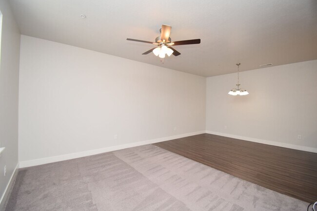 Foto del edificio - Bright 3 bed Condo with Pool, HOA, and Great Amenities!!