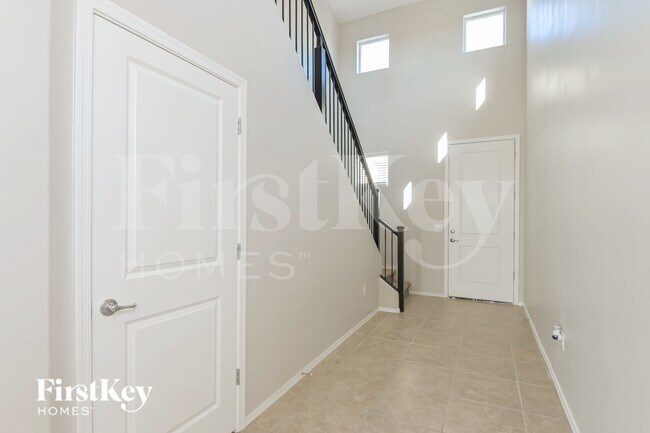 Building Photo - 2851 N Fair Oaks Ave