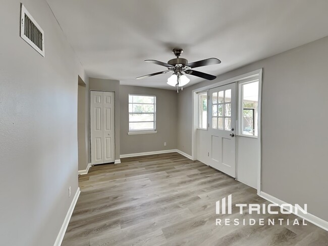 Foto del edificio - 1617 Mockingbird Ln