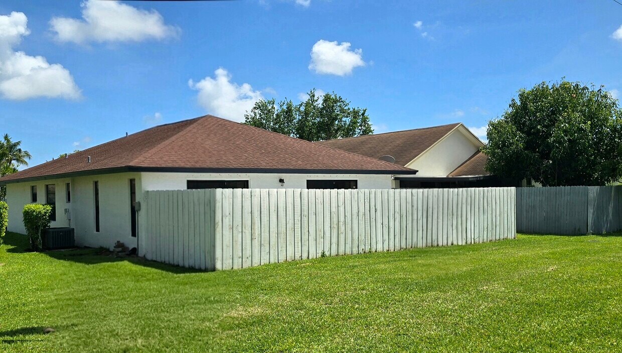 Foto del edificio - 1379 Summit Run Cir