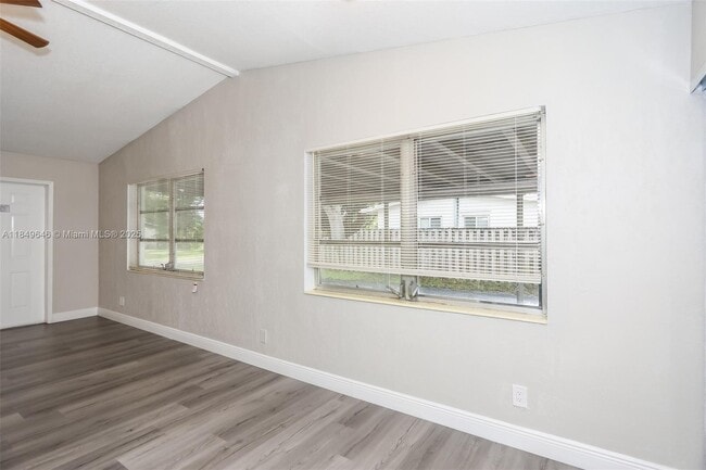 Foto del edificio - 2971 SW 14th St