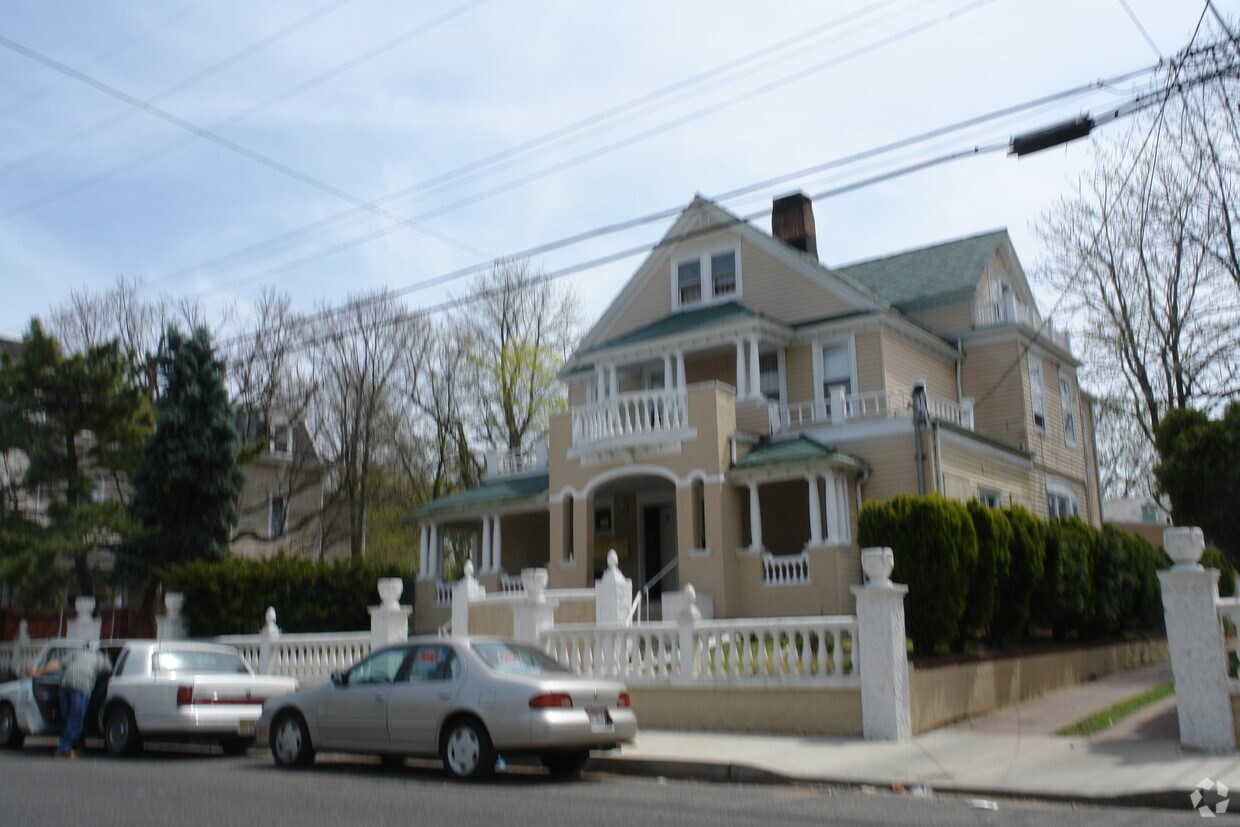 Building Photo - 168-176 Chelsea Ave