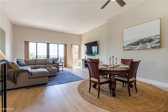 Building Photo - 2 br, 2.5 bath Townhome - 1800 S Ocean Dr ...