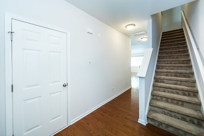 Building Photo - Beautiful 3BD/2.5BA Townhome in the Lions Gate Community!