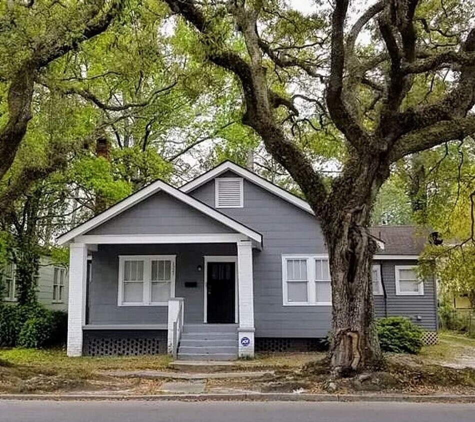 Foto principal - Large 3BR/2BA Downtown Home Walking Distan...