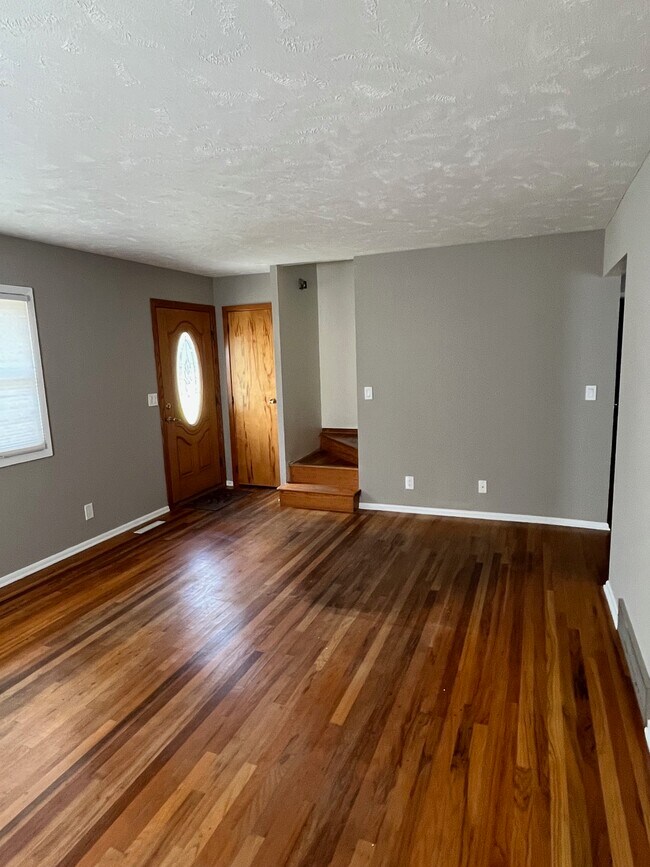 Sala de estar/Puerta principal - 12505 A St