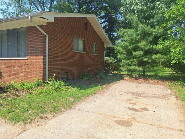 Foto del edificio - 3 bedroom home in Southfield with sprawlin...