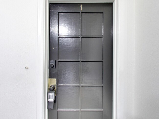 Building Photo - Renovated Studio Apartment in Lower Haight...