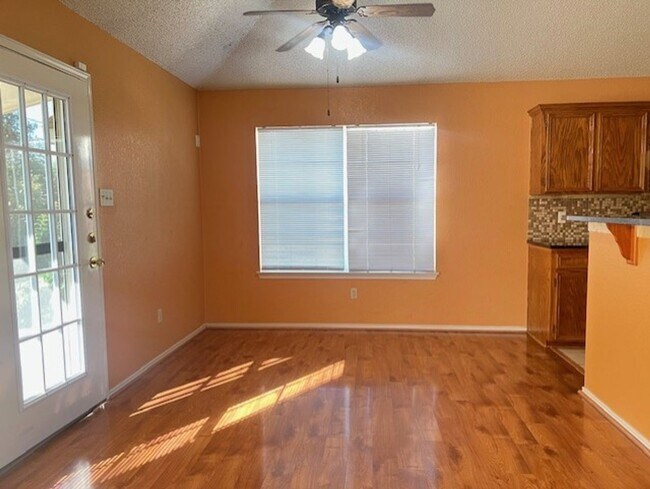 Foto del edificio - 2405 Creek Dr
