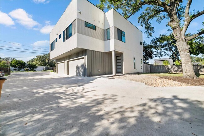 Foto del edificio - 6409 Berkman Dr