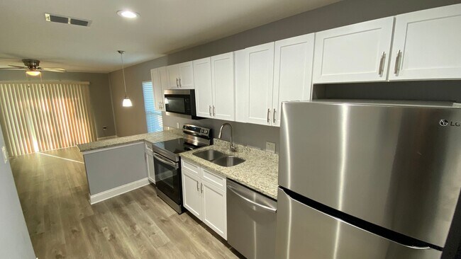 Foto del edificio - 3 Bedroom, 2 Bath Duplex in Poinciana - Pr...