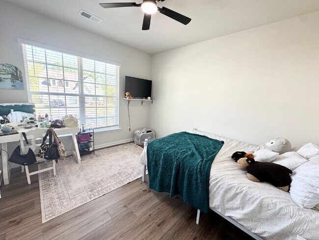 Foto del edificio - Spacious 4-Bedroom Home w/ 3 Full Baths on Somerset Lane in Central, SC