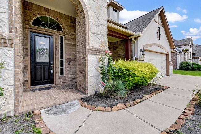 Building Photo - Exquisite 4-bedroom, 3.5-bathroom Home in ...