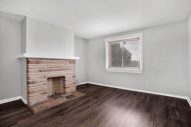 Foto del edificio - Updated 3 Bedroom 1 Bath with Off Street P...