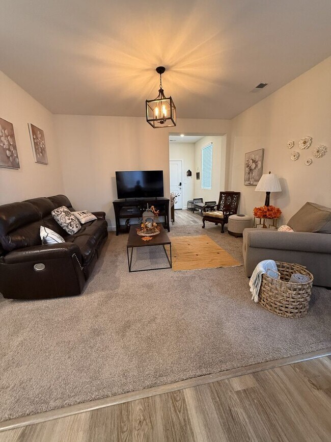 Foto del edificio - Beautifully appointed nearly new home