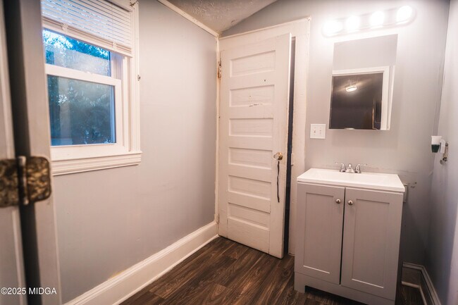 Foto del edificio - 3440 Brookdale Ave