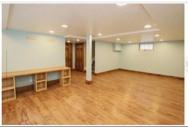 Building Photo - 364 E 9th St