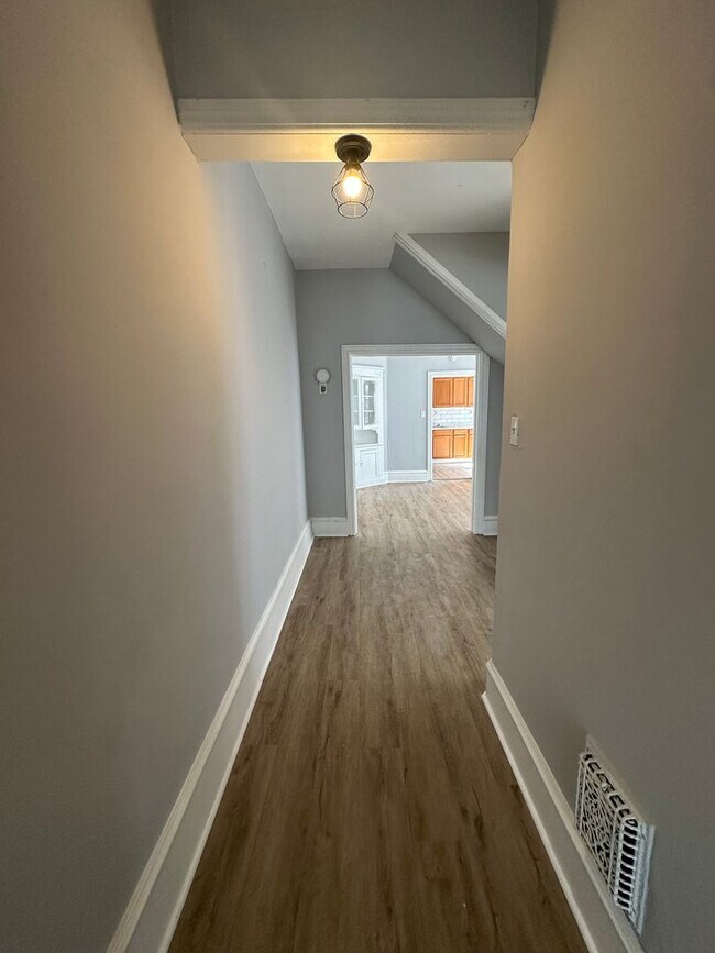 Foto del edificio - LARGE 4 Bed, 1.5 Bath ready for rent!
