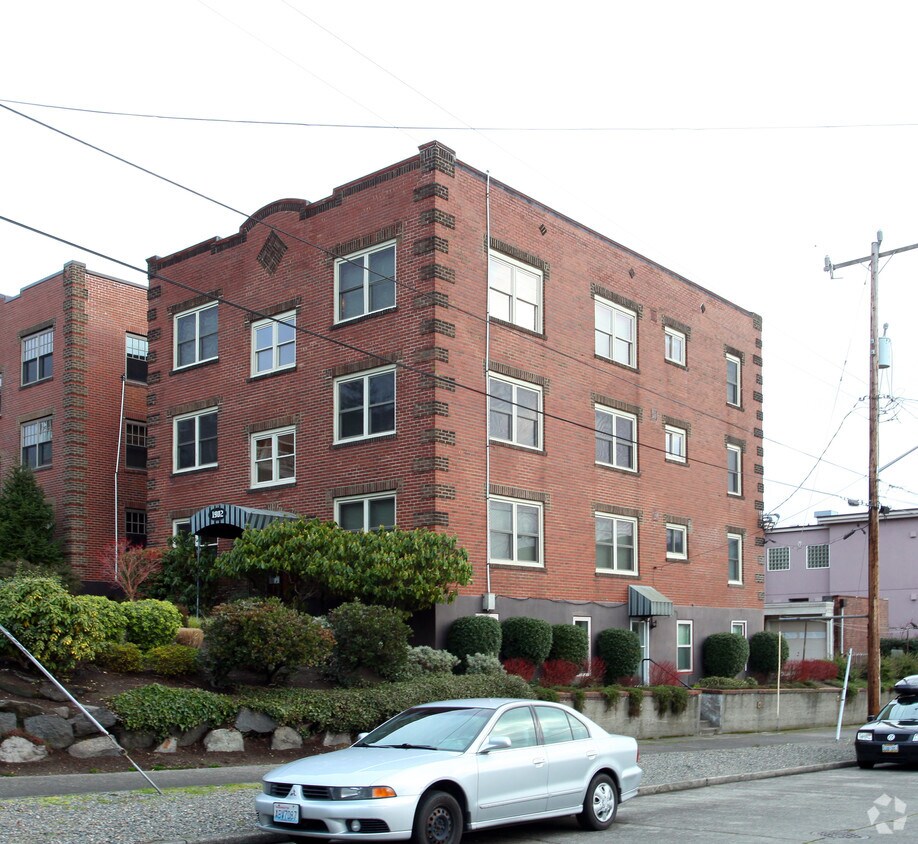 Building Photo - Amhirst Apts