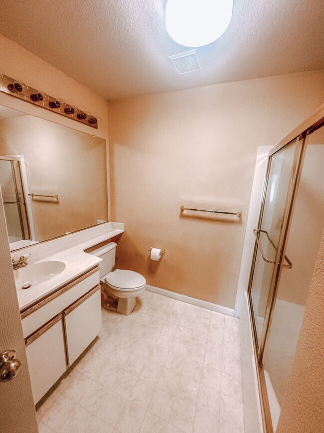 Building Photo - Private 2 bedroom 2 bath condo in San Ramon