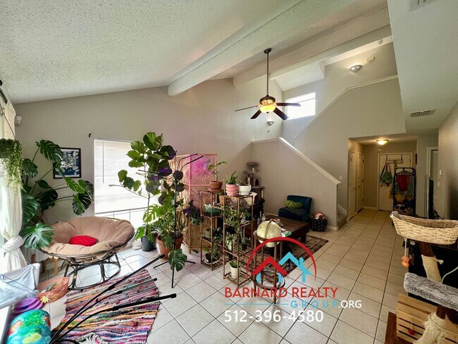 Foto del edificio - Available July 18: 3 bedroom, 2.5 Bath Duplex with Garage and Fenced Yard