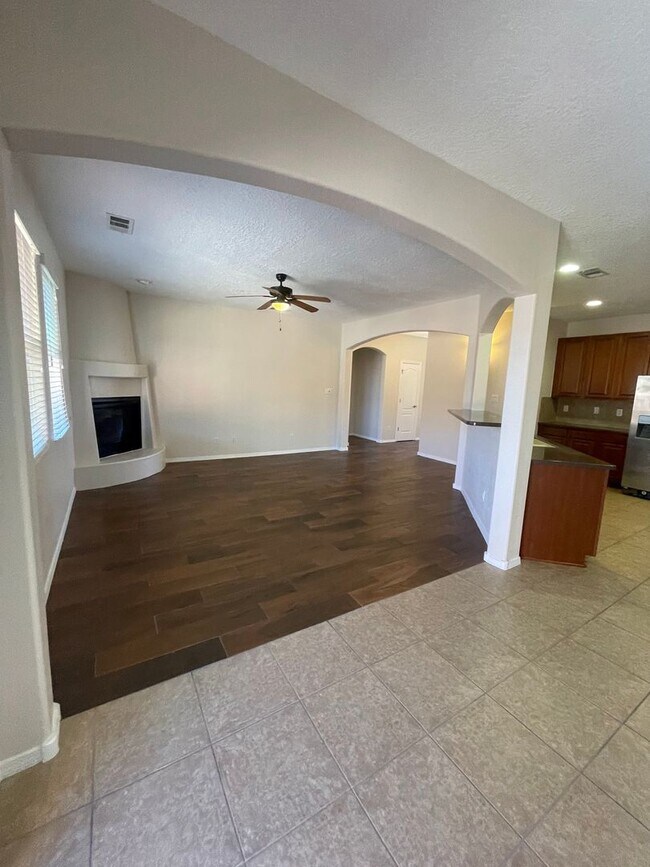 Foto del edificio - Pristine 4 bdr, 2 1/2 bath w/2 car garage ...