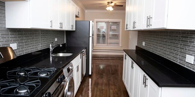 Building Photo - 727 W Roscoe St