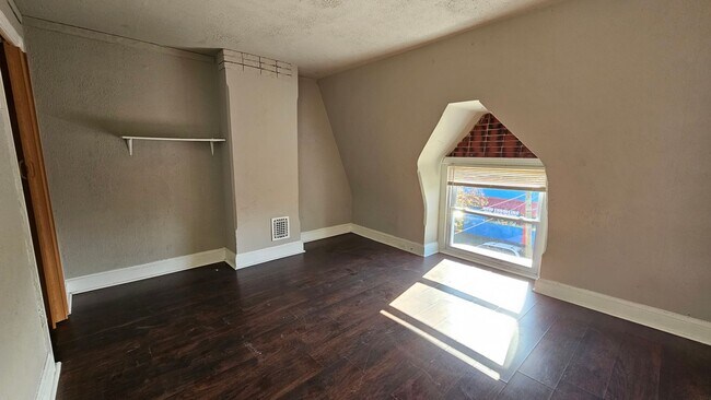 Building Photo - Now Showing!