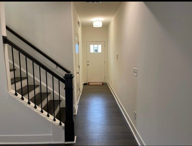 Foto del edificio - Beautiful end unit townhouse in the Townes...