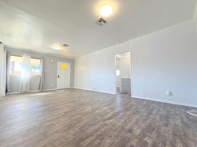 Foto del edificio - Beautifully Updated San Fernando Home with Gated Entry