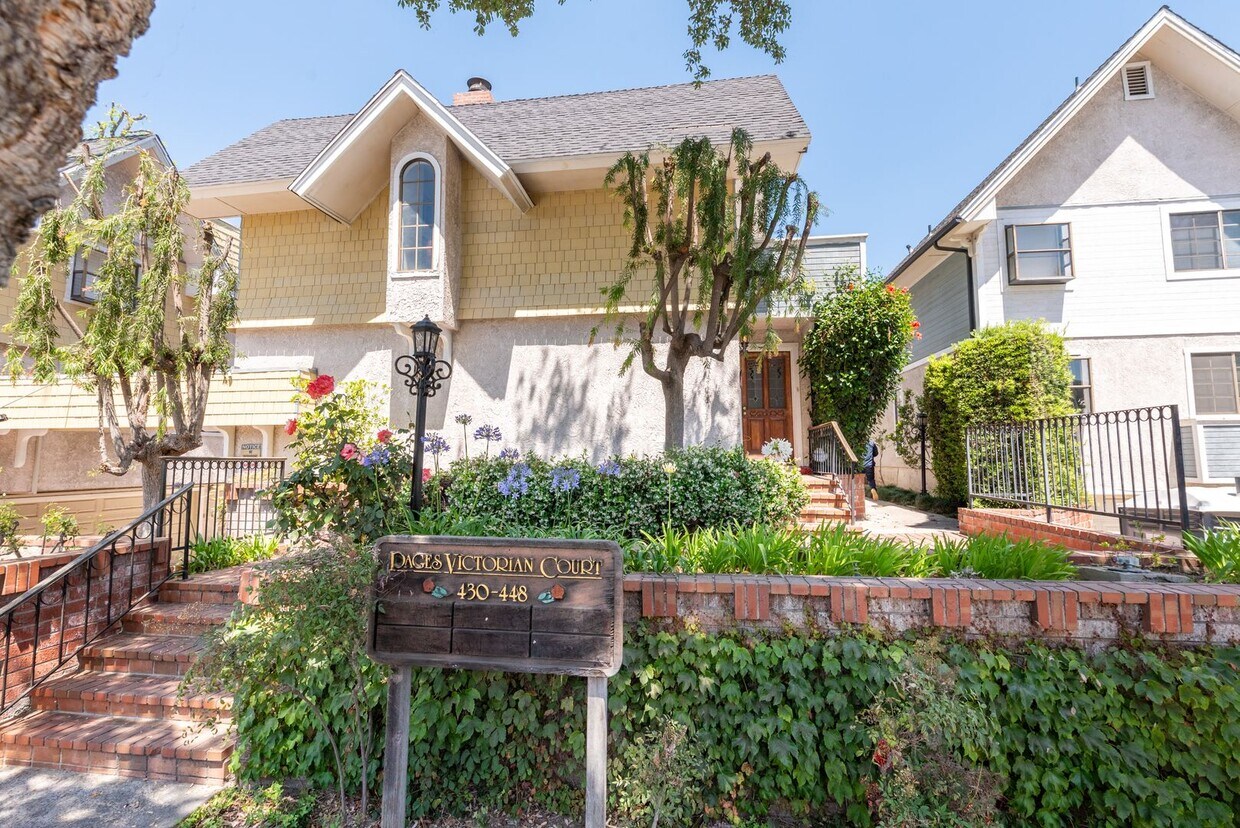 Foto principal - Updated private 2 bedroom/2.5 townhouse in...