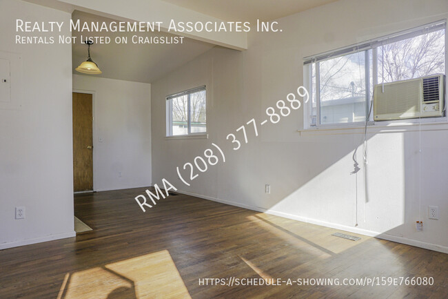 Building Photo - 2 Bedroom Duplex Between 32nd & 33rd St in...