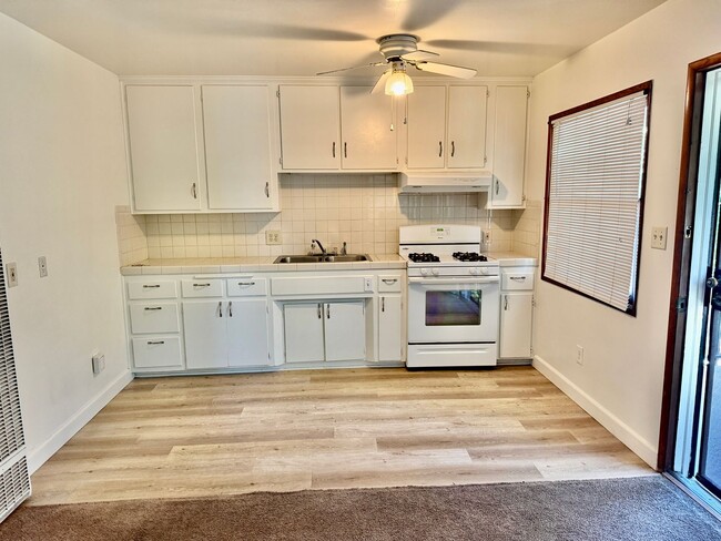 Building Photo - Charming Upstairs 1 Bedroom / 1 Bath Unit with Garage & Private Laundry