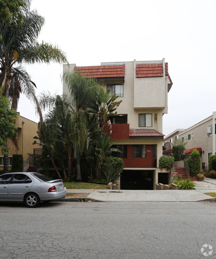 Building Photo - 305 N Cedar St